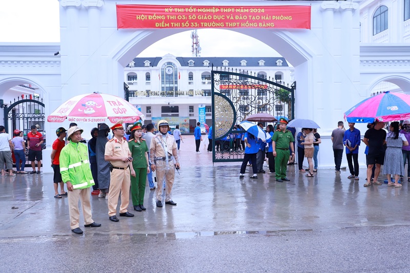 An ninh trật tự, an toàn giao thông thành phố được bảo đảm trong ngày đầu tổ chức Kỳ thi tốt nghiệp THPT năm 2024